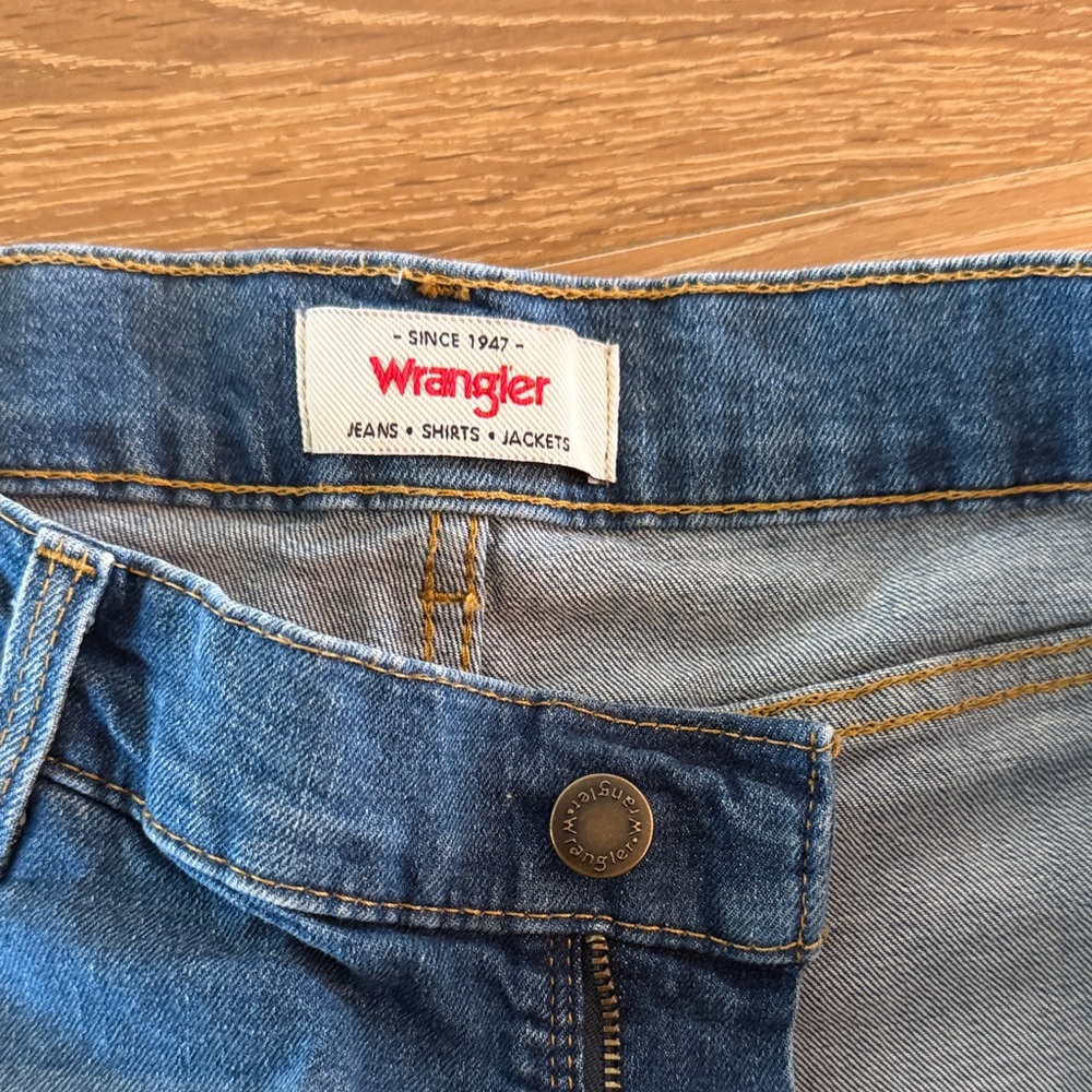 Wrangler Women's Denim Blue Frayed Hem Shorts - Picture 2 of 4